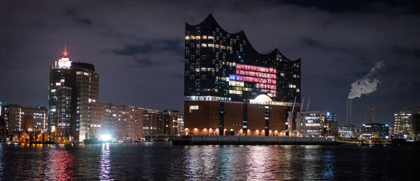 Krásný přístav v Hamburku s koncertním sálem Elbphilharmonie v noci - HAMBURG, NĚMECKO - 25. prosince 2020 — Stock fotografie