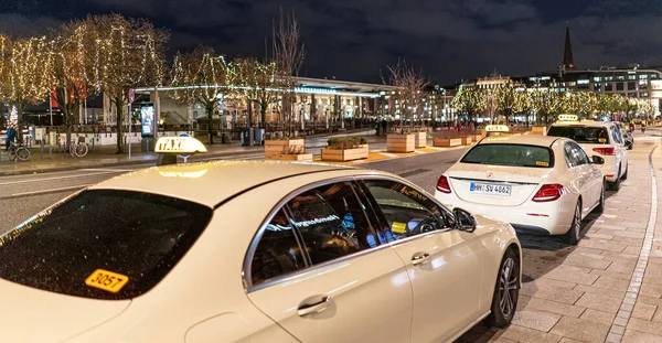 Taxibilar i Hamburgs centrum - HAMBURG, TYSKLAND - DECEMBER 25, 2020 — Stockfoto