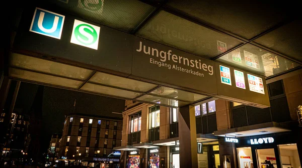 Famosa calle Jungfernstieg en el centro de Hamburgo por la noche - HAMBURG, ALEMANIA - 25 DE DICIEMBRE DE 2020 — Foto de Stock