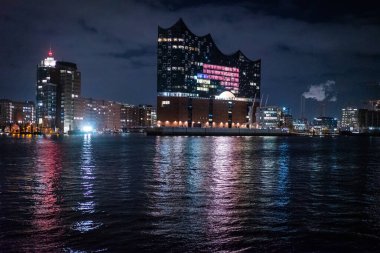 Hamburg 'un güzel limanı ve geceleri Elbphilharmonie konser salonu.