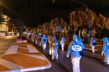 Hamburg 'daki Anti-Corona Demosu - HAMBURG, Almanya - 25 ARALIK 2020