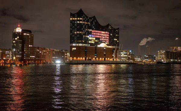 Hamburg 'un güzel limanı ve geceleri Elbphilharmonie konser salonu.