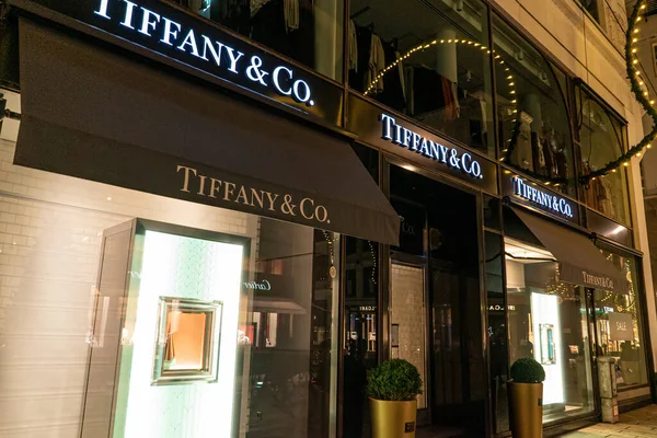 Hamburg 'daki Tiffany and Co mağazası - HAMBURG, Almanya - 25 ARALIK 2020 — Stok fotoğraf