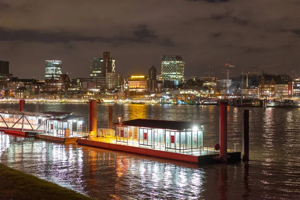 Hafen Hamburg bei Nacht - HAMBURG, DEUTSCHLAND - 25. Dezember 2020 — Stockfoto