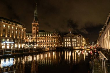 Geceleyin Hamburg Belediye Binası