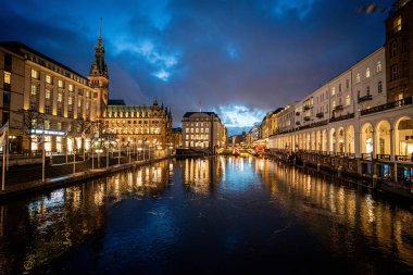 Geceleri Hamburg 'un şehir merkezinde Alster Çarşısı