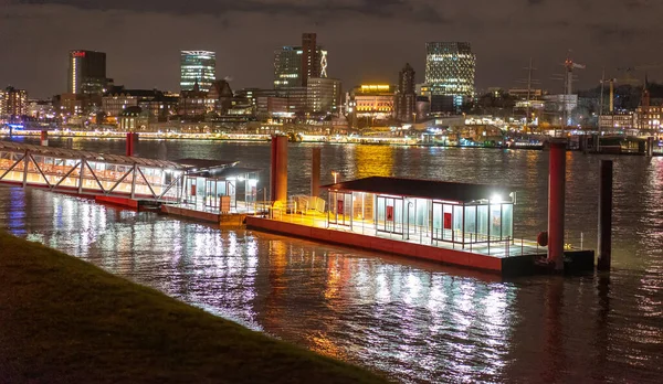 Hamnstadsdelen i Hamburg på natten — Stockfoto