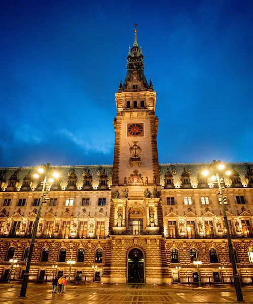 Hamburger Rathaus bei Nacht — Stockfoto
