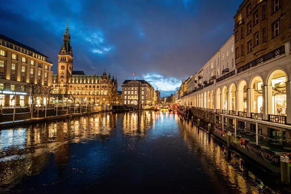 Erstaunliche Innenstadt von Hamburg bei Nacht — Stockfoto