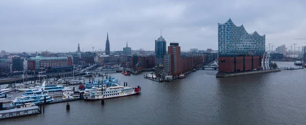 Panoramiczny widok na port w Hamburgu — Zdjęcie stockowe