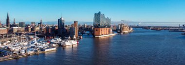 Hamburg Limanı güneşli bir günde - hava manzaralı