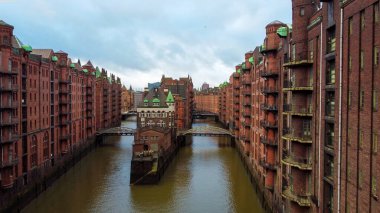 Hamburg 'daki Speicherstadt adlı depo bölgesinde uçuş.