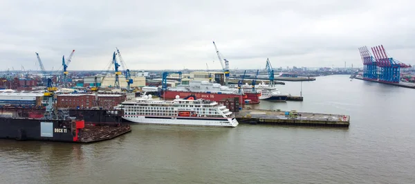 Hamburgs hamn ovanifrån en molnig dag - HAMBURG stad, TYSKLAND - DECEMBER 25, 2020 — Stockfoto