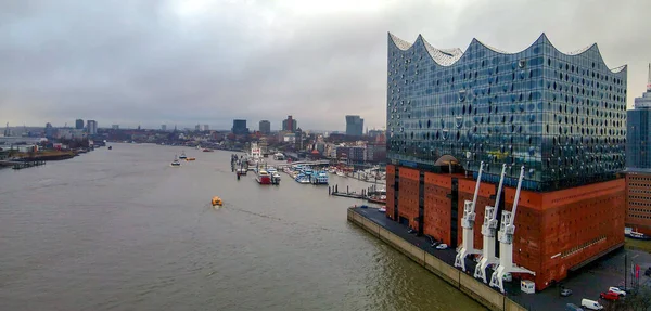 Slavná Hamburská koncertní síň Elbphilharmonie v přístavu — Stock fotografie