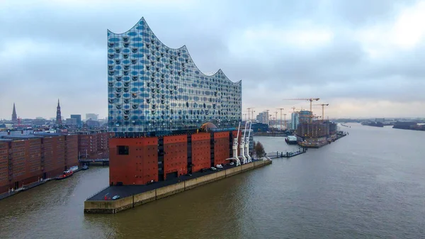 Edificio más famoso de Hamburgo - Sala de Conciertos Elbphilharmonie - CIUDAD DE HAMBURG, ALEMANIA - 25 DE DICIEMBRE DE 2020 —  Fotos de Stock