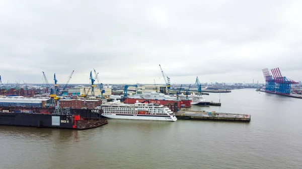 Hamburgs hamn ovanifrån en molnig dag - HAMBURG stad, TYSKLAND - DECEMBER 25, 2020 — Stockfoto