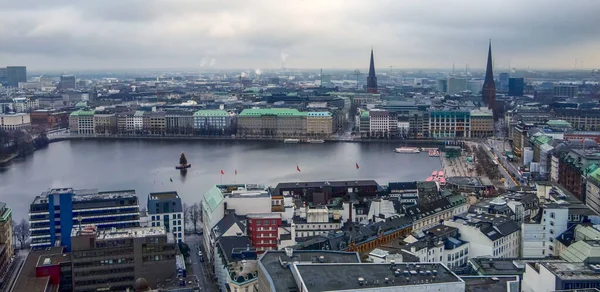 El hermoso centro de la ciudad de Hamburgo con Alster River — Foto de Stock