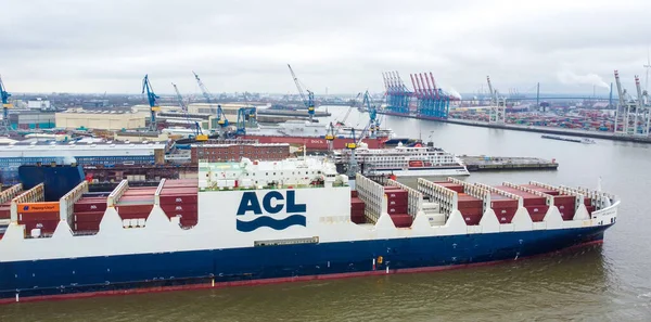 Stort containerfartyg i Hamburgs hamn Tyskland - HAMBURG:s stad, TYSKLAND - DECEMBER 25, 2020 — Stockfoto