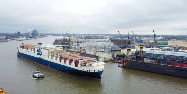 Stort containerfartyg i Hamburgs hamn Tyskland - HAMBURG, TYSKLAND - DECEMBER 25, 2020 — Stockfoto