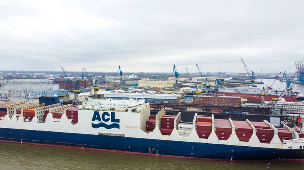 Groot containerschip in de haven van Hamburg Duitsland - Stad HAMBURG, DUITSLAND - DECEMBER 25, 2020 — Stockfoto