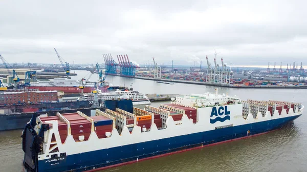 Stort containerfartyg i Hamburgs hamn Tyskland - HAMBURG:s stad, TYSKLAND - DECEMBER 25, 2020 — Stockfoto
