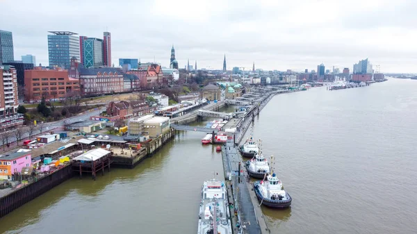 Porto di Amburgo dall'alto in una giornata nuvolosa — Foto Stock