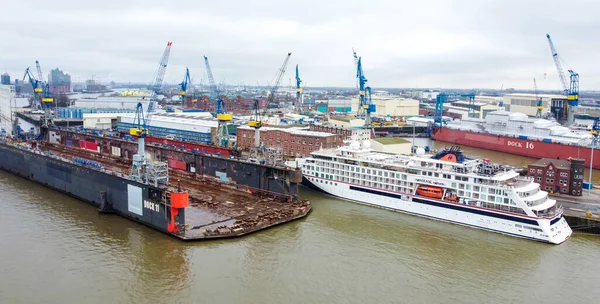 Hamburgs hamn Tyskland uppifrån - HAMBURG, TYSKLAND - DECEMBER 25, 2020 — Stockfoto