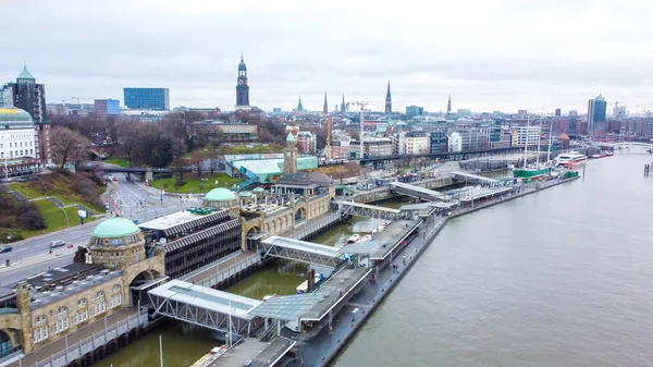 Porto di Amburgo nel distretto di Harbour City - CITTÀ DI AMBURGO, GERMANIA - 25 DICEMBRE 2020 — Foto Stock