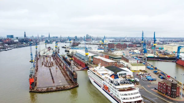 Hamburgs hamn i hamnstadsdelen - staden HAMBURG, TYSKLAND - DECEMBER 25, 2020 — Stockfoto