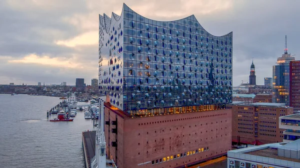 Slavná Hamburská koncertní síň Elbfilharmonie v přístavu - CITY OF HAMBURG, NĚMECKO - 25. prosince 2020 — Stock fotografie