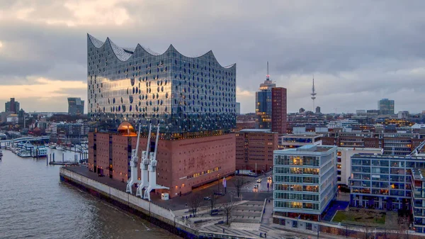 Slavný koncertní sál Elbphilharmonie v Hamburku - Město HAMBURG, NĚMECKO - 25. prosince 2020 — Stock fotografie