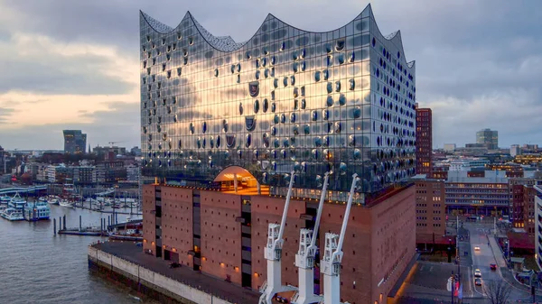 Bâtiment le plus célèbre de Hambourg - la salle de concert Elbphilharmonie - VILLE DE HAMBURG, ALLEMAGNE - 25 DÉCEMBRE 2020 — Photo