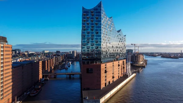 Edificio más famoso de Hamburgo - Sala de Conciertos Elbphilharmonie - CIUDAD DE HAMBURG, ALEMANIA - 25 DE DICIEMBRE DE 2020 — Foto de Stock