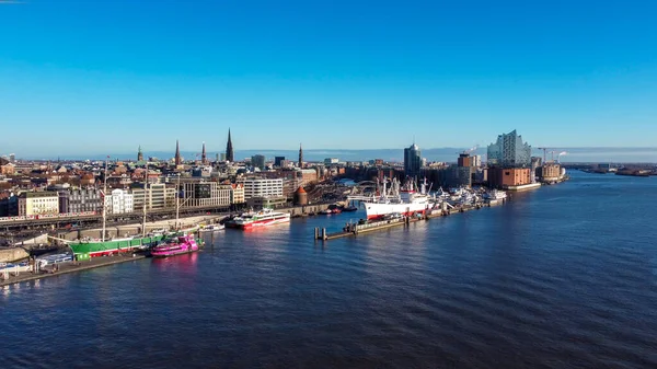 Puerto de Hamburgo en un día soleado - vista aérea —  Fotos de Stock