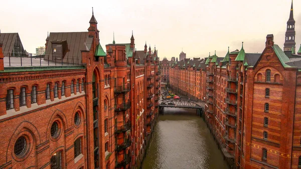 Vuelo a través del distrito de Warehouse en Hamburgo Alemania llamado Speicherstadt — Foto de Stock