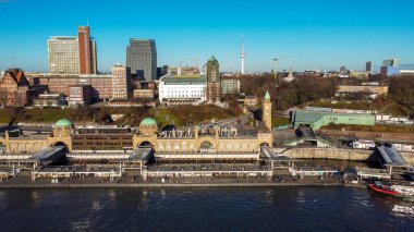 Hamburg Limanı 'nda dünyaca ünlü St Pauli Landungsbrucken HAMBURG, Almanya - 25 Aralık 2020