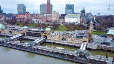 Hamburg Limanı 'nda dünyaca ünlü St Pauli Landungsbrucken