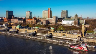 Hamburg Limanı 'nda dünyaca ünlü St Pauli Landungsbrucken HAMBURG, Almanya - 25 Aralık 2020