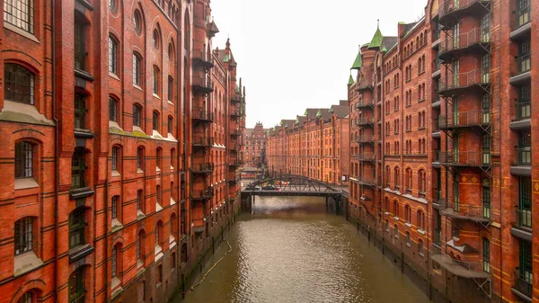 Hamburg 'daki Speicherstadt adlı depo bölgesinde uçuş.