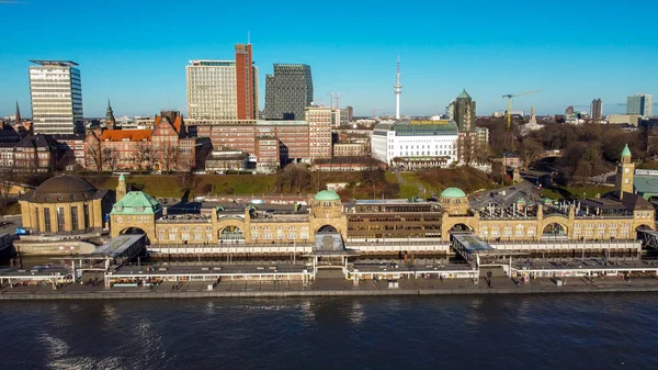 Famoso in tutto il mondo St Pauli Landungsbrucken nel porto di Amburgo — Foto Stock