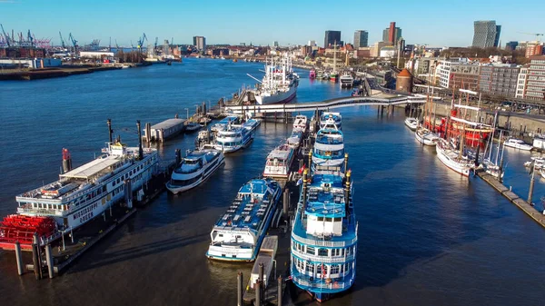 Hamburg Németország kikötője felülről - HAMBURG városa, NÉMETORSZÁG - DECEMBER 25, 2020 — Stock Fotó