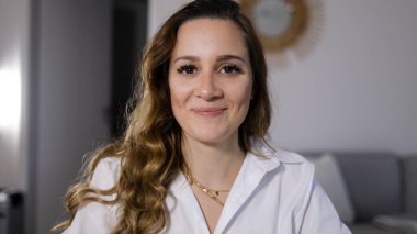 Modern bir iş kadınının portresi.