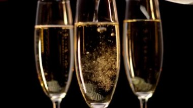 Altın Şampanya - Ağır çekimde köpüklü şarap