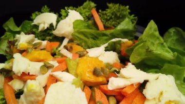 Mozarella, havuç ve mangolu taze salata.