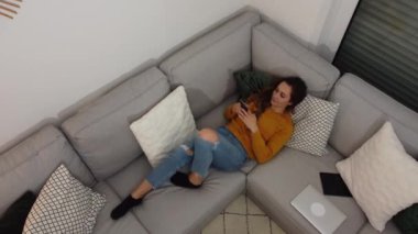 Corona salgını sırasında genç bir kadının evde kalması gerekiyor.