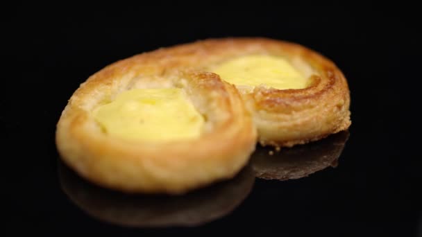 Pastelaria - pretzel com pudim de baunilha — Vídeo de Stock