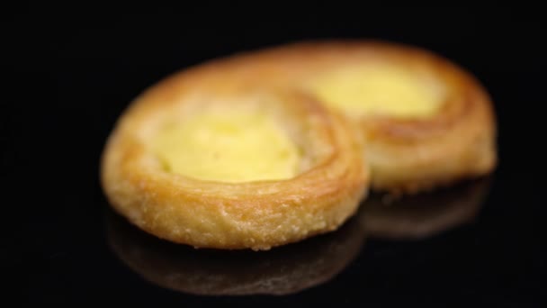 Pastelaria - pretzel com pudim de baunilha — Vídeo de Stock