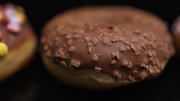 Seleção de donuts doces - close-up — Vídeo de Stock