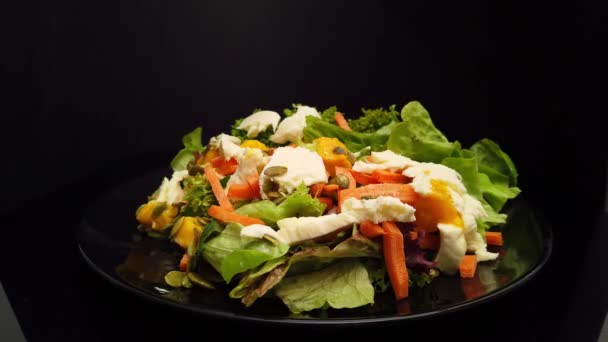 Свежий салат с моцареллой, морковью и манго — стоковое видео