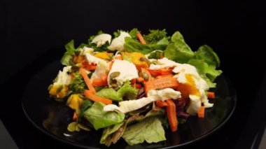 Mozarella, havuç ve mangolu sağlıklı salata.